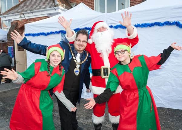 Wick, Littlehampton, West Sussex, UK. 9th December 2017. The annual Wickmas Christmas Event, called Wickmas Winter Wonderland, has held in the Wick Hall in Wick Village. The event is organised by the WIC team and supported by the Wick Village Traders Association. In Photo: The Mayor of Littlehampton, Councillor Billy Blanchard-Cooper, helps Father Christmas and his two helpers open the event. SUS-171212-135429003