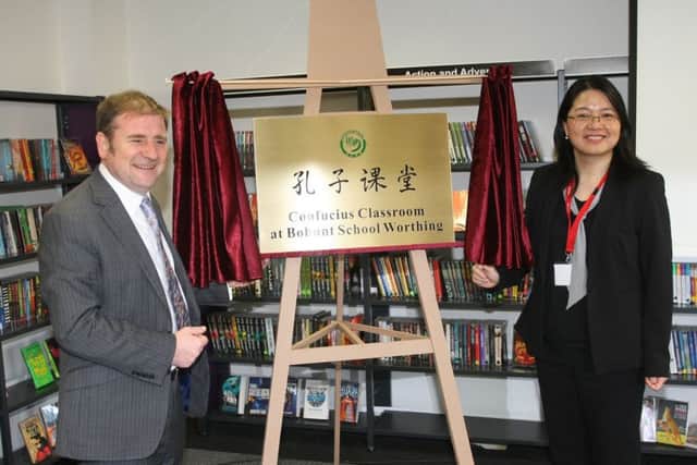 Unveiling the plaque for the Confucius Classroom DM1811219a