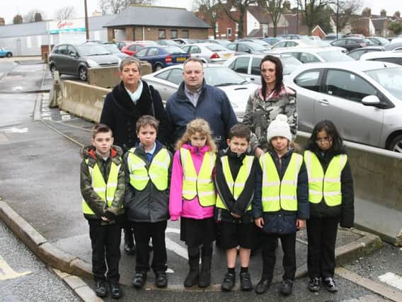 Celia Thomson-Hitchcock, Councillor Ian Buckland and mother Kim Hemingway with primary school children