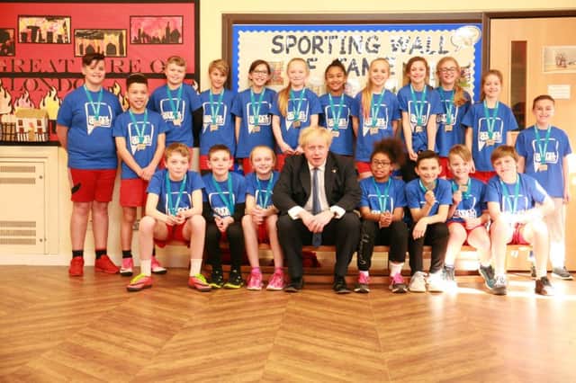 Boris Johnson with the school's athletics team SUS-180903-130547001