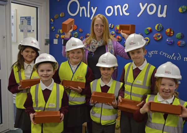Taylor Wimpey gives bricks to Fishbourne Primary book project