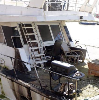 ks180176-3 Littlehampton Boat Arsen  phot kate
The burnt boat in Littlehampton.ks180176-3 SUS-180416-203224008