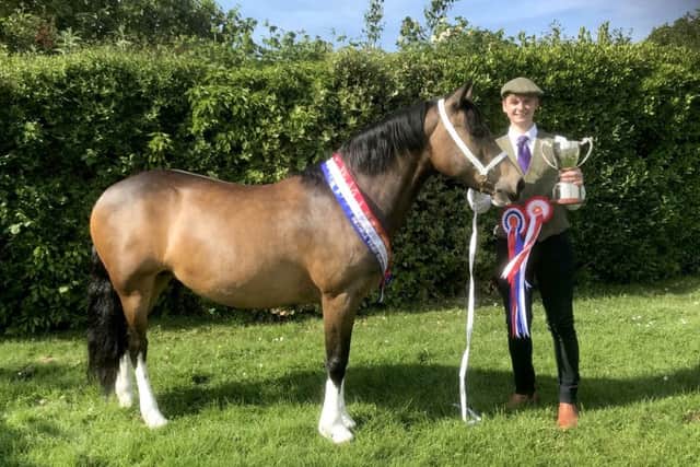 Eywas Missy Elliot and Bradley Helyer stand proud at Bexhill Horse Show SUS-180530-132427001
