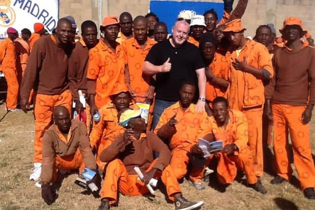 John with inmates at Johannesburg prison SUS-180406-134918001