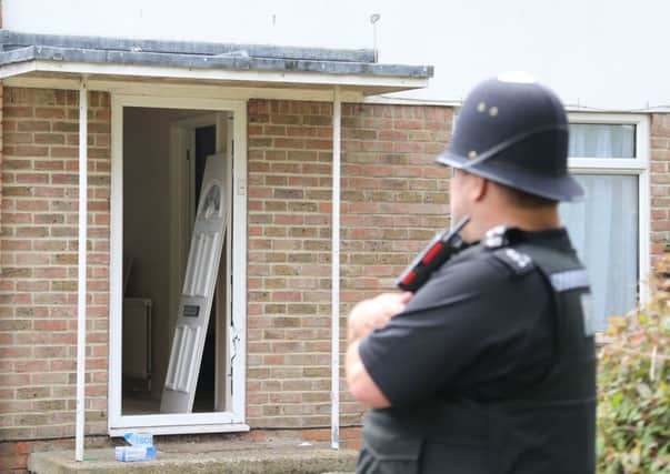 Police storm a house in Limbrick Lane, Goring SUS-180620-171420001