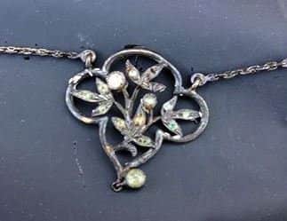The distinctive design on the necklace