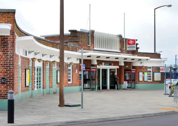 JPCT 160413 S13160639x Horsham, railway, train,  rail station -photo by Steve Cobb ENGSUS00120130416161226