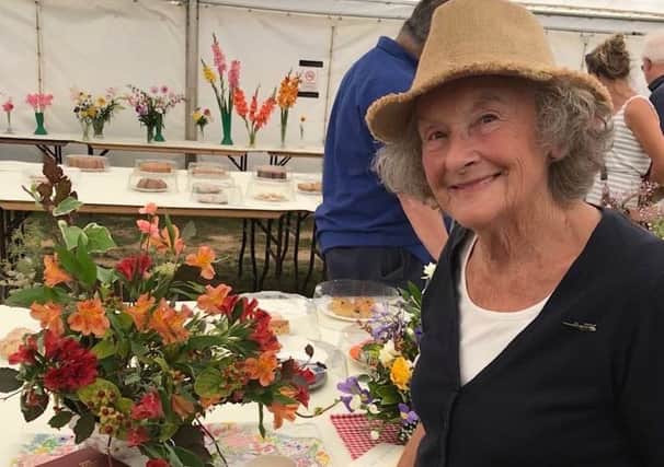 Jean Hickman and her prize-winning flower arrangement SUS-180731-102229001