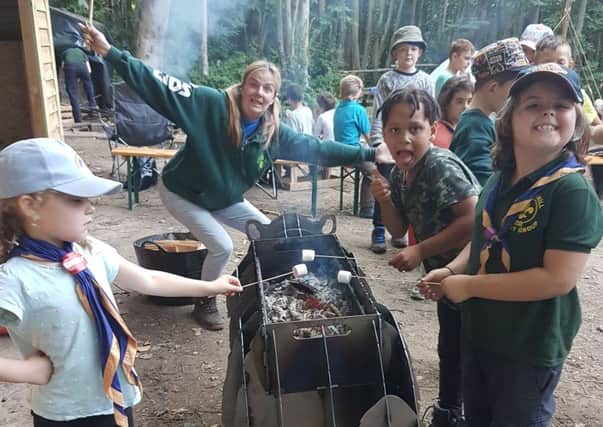 Scouts roast marshmellows at Kiteye SUS-180608-105654001