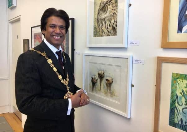 Bexhill Mayor admires local art SUS-180913-122915001