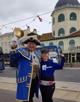 Town crier Bob Smytherman with one of the runners SUS-180929-133152001