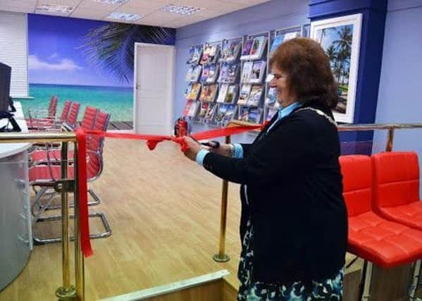 New independent Travel Agency welcomed to Seaford by the Mayor SUS-181017-131326001