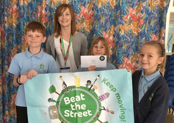 Sam Allen from Beat the Street with pupils from Borad Oak Community Primary School SUS-181022-084345001