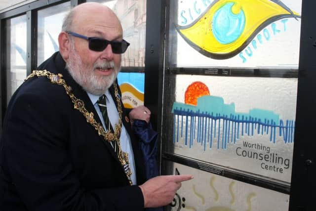 Worthing mayor Paul Baker unveils the new window on the pier DM18103695a