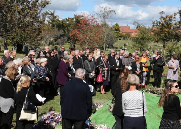 HAILSHAM CEMETERY BURIAL OF UNKNOWN WOMAN. Photo by Eddie Mitchell and Dan Jessup