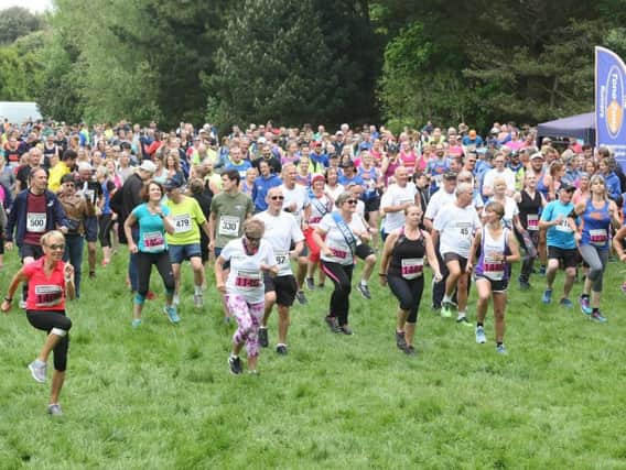 Prom 10k warm-up time in West Park / Picture by Derek Martin