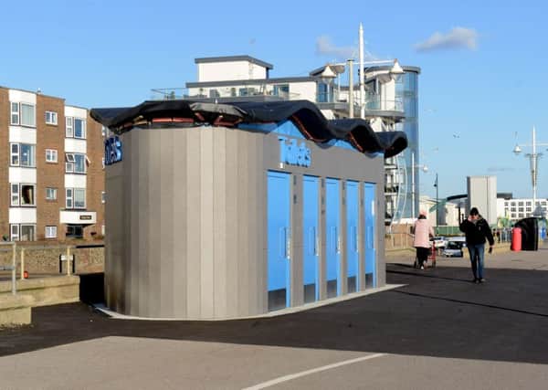 ks190042-1 Bognor Pubic toilets on the seafront