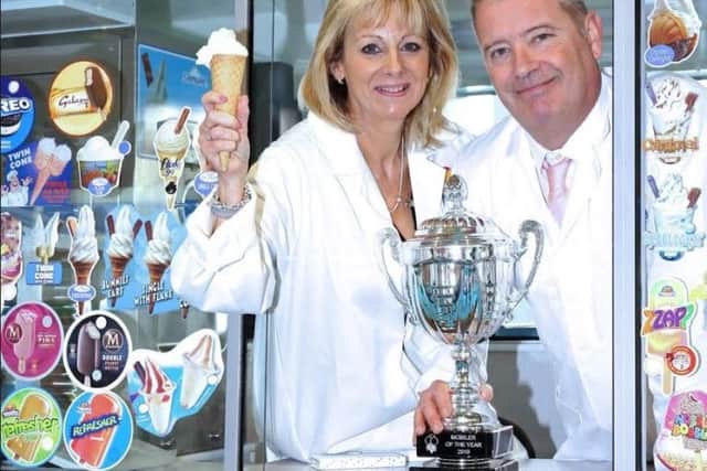 Mobiler of the Year Tony Roach with his wife Yvonne SUS-190218-102644001