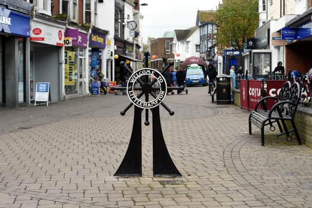 GV shot of Littlehampton town centre to go with drop in street drinkers story.
Littlehampton, Sussex

Picture : Liz Pearce 250415
LP1501291 SUS-150426-145847008