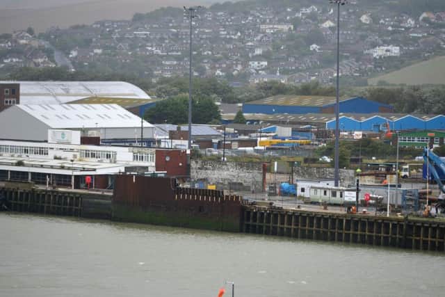 Newhaven port SUS-150827-095255001