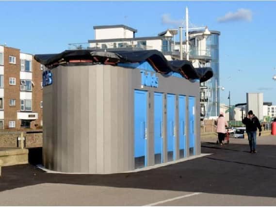 ks190042-1 Bognor Pubic toilets on the seafront