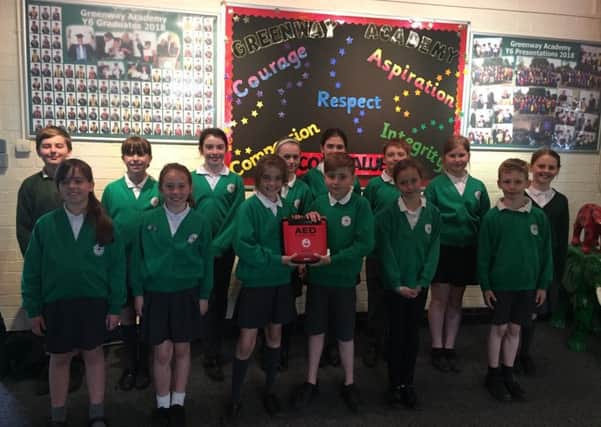 Greenway Academy pupils with the defibrillator SUS-190513-152701001