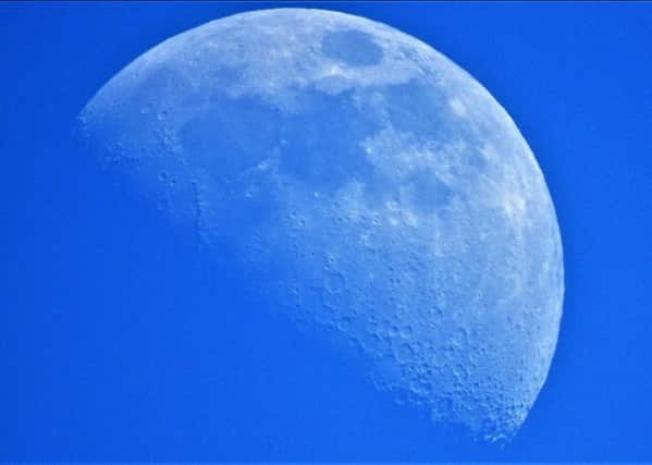 Blue Moon in Hastings SUS-190517-074548001