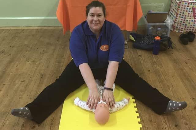 Terry demonstrates  baby yoga SUS-191206-153509001