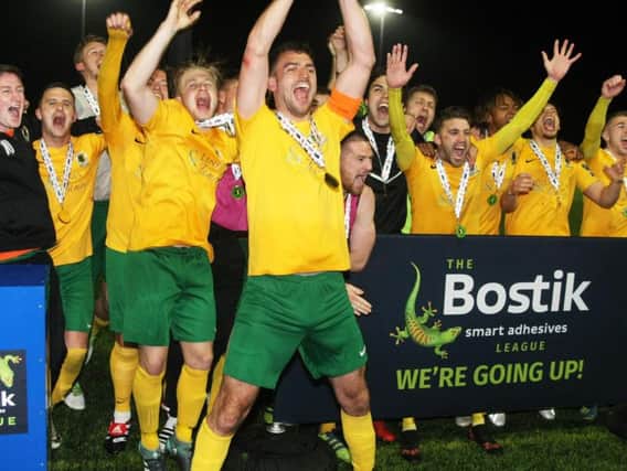 Horsham celebrate winning the Isthmian South East Division final. Photo by Derek Martin Photography.