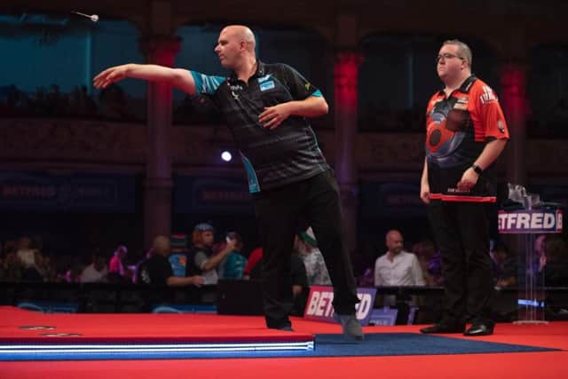 Rob Cross in action against Stephen Bunting. Picture by Lawrence Lustig/PDC