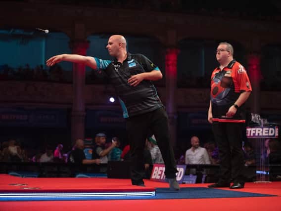 Rob Cross in action against Stephen Bunting. Picture by Lawrence Lustig/PDC