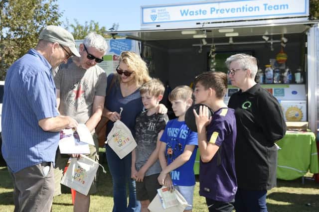 Littlehampton  Town Show 

The Jackson family get advise on waste prevention from Adam Swain from West Sussex Waste Prevention Team. 
Picture: Liz Pearce 

14/09/2019

LP191393 SUS-190915-221157008