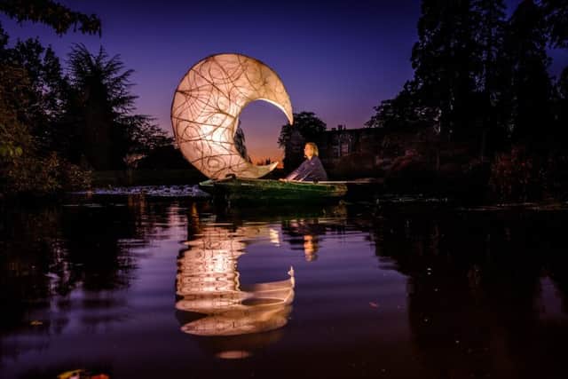 Wakehurst, UK. 2, October, 2019.
Glow Wild preparations begin for 2019 as the moon is rowed across mansion pond. SUS-191016-094558001