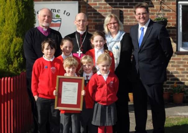 The  Bishop of Chicester, Rt Rv Martin Warner presents an award to the Arundel CofE Primary School   L12005H13