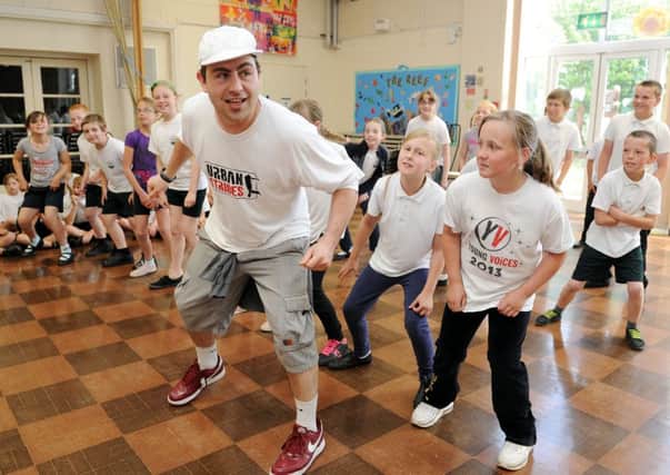 Street dance tutor Andy teaches pupils at White Meadows Primary School        L24463H1