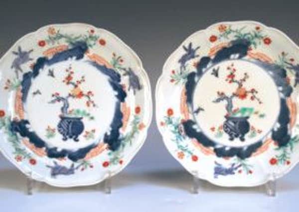 A pair of Japanese porcelain dishes, late 18th/ early19th century, painted in the Kakiemon style.