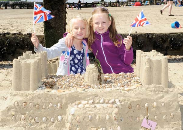 Eleanor Green, six,  and Amelia Green, seven, with Buckingham Palace        PHOTO: Liz Pearce  L34041H13