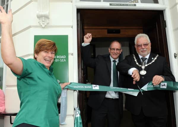 S39012H13-LloydsLaunchShoreham

Lloyds bank launching new brand. Pictured is L-R Deidre Cooper (Customer Service Assistant), Clive Stoker (Bank Manager) and Cllt Mike Mendoza. Shoreham.