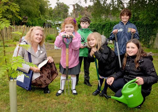 PICTURE BY JIM HOLDEN/CONNORS
11/06/13 - SOUTHERN WATER SCHOOLS IN BLOOM. MAGGIE WHITAKER JUDGING CATSFIELD CE PRIAMRY SCHOOL NEAR BATTLE.
THE SCHOOL WERE NOT KEEN ON NAMES BUT HAVE THE FIRST NAMES:
JUDGE MAGGIE WHITAKER WITH THE STUDENTS ISAL, MILO, ALEXIA HARRY AND ELLIE.