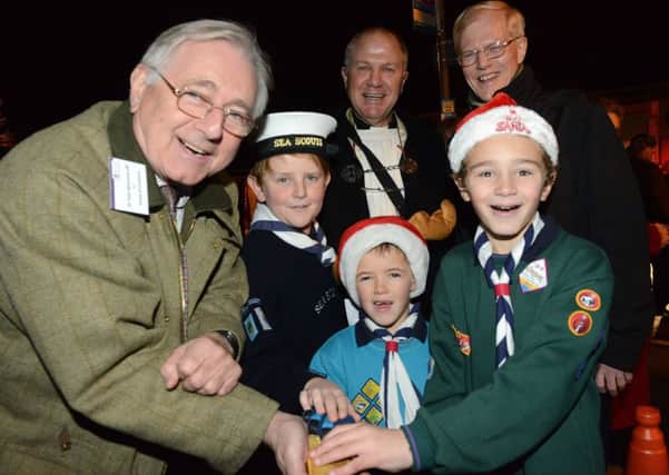 W50655H13 Peter Bottomley switches on Ferring Christmas lights