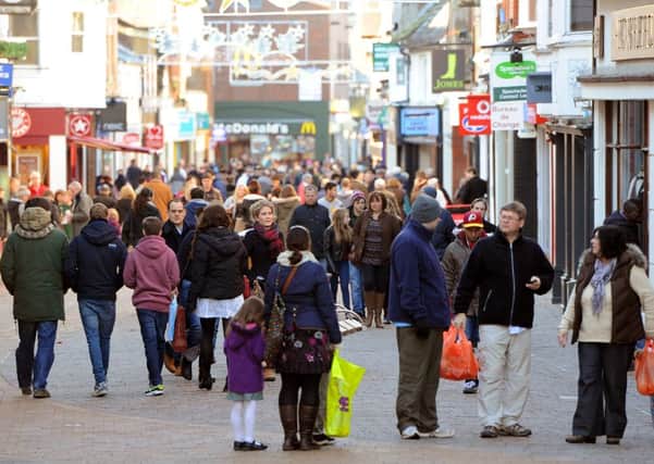 JPCT 261231 Boxing Day sales. Shoppers in West Street, Horsham. Photo by Derek Martin