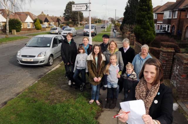 Donna Smith and other parents and children, who are appealing for a crossing in Palatine Road      W07804H14