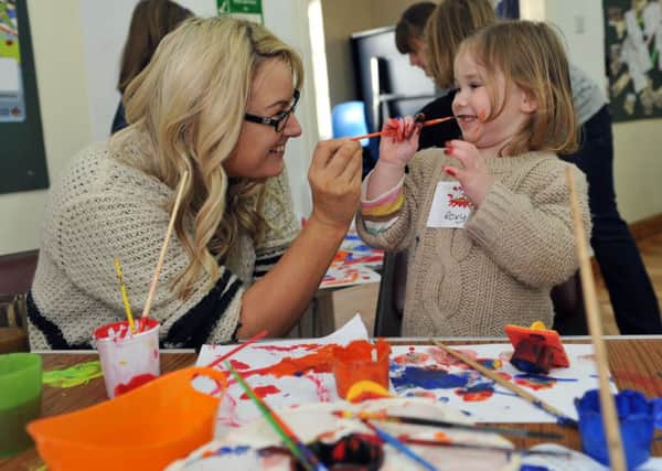 S07213H14 Louise Parker with her daughter, Roxy Parker, two, at Messy February