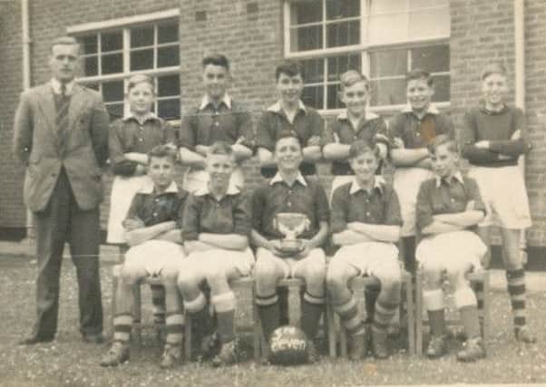 Middle Road School football team, 1953/54