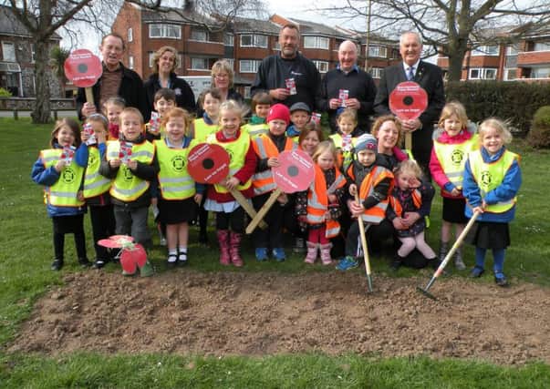 Children, councillors, Arun contractors and Royal British Legion members plant the first seeds          L15T1H14