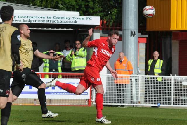 Andy Drury scores for Crawley against Leyton orient SUS-140418-185753002