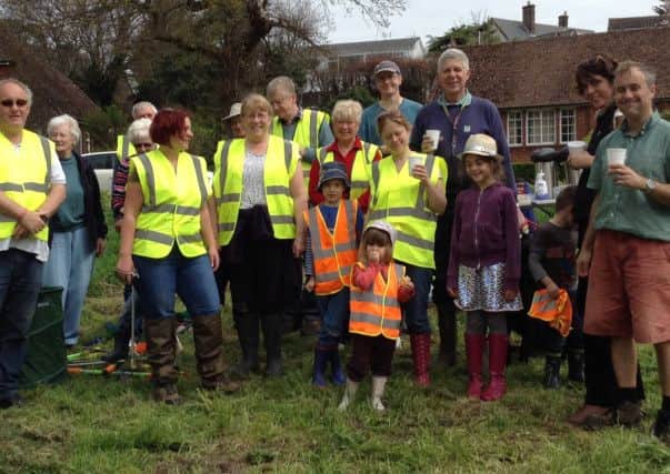 Friends of Meadowside and volunteers gather for clean-up SUS-140423-111040001