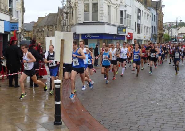 Runners set off in the Hastings Runners Five-Mile Race. Picture by Simon Newstead (SUS-141105-141245002)