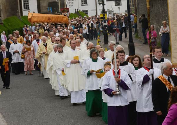 The procession underway from Arundel Cathedral   L25613H14