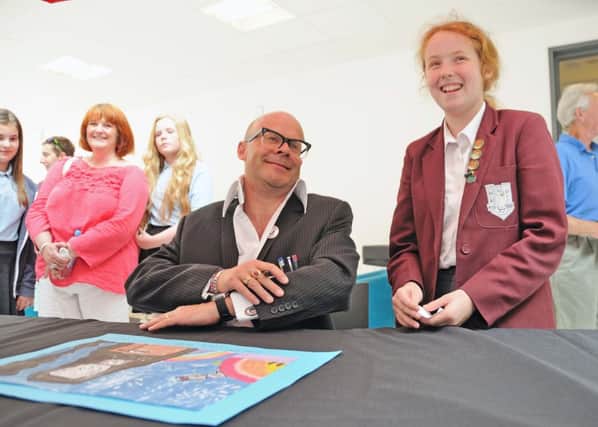 Harry Hill Presents Awards for CRUK Art Competition.
Sussex Coast College, Hastings.
Pictures by: TONY COOMBES PHOTOGRAPHY
Comedian Harry Hill signs autographs SUS-140707-072228001
